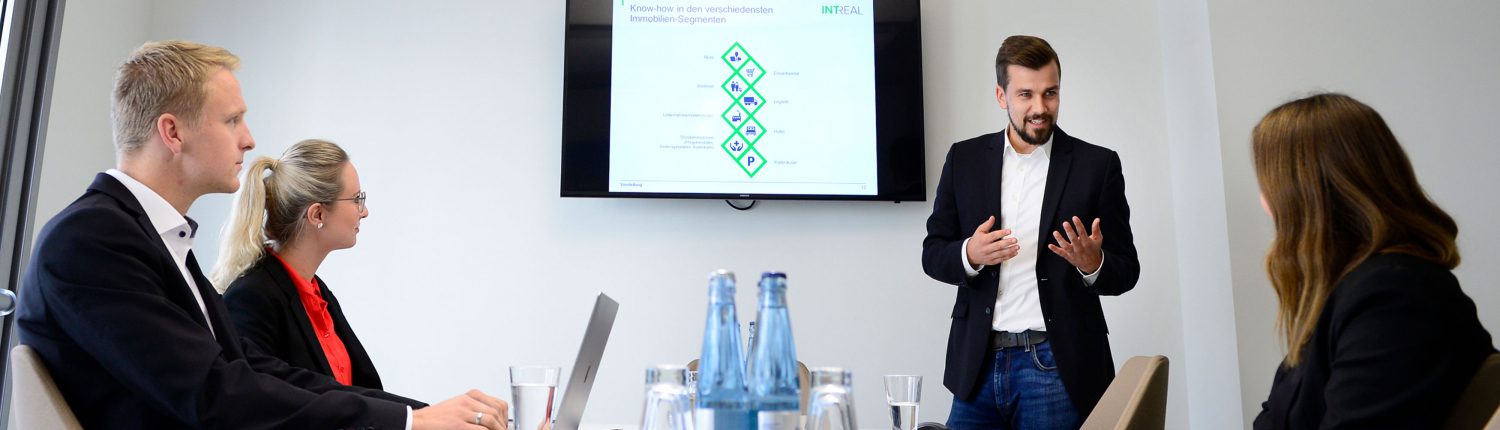 Menschen der HIH Real Estate in einem Meeting