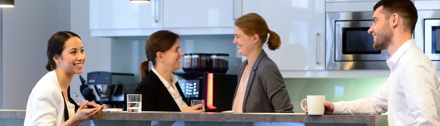 Mitarbeiter der HIH Real Estate gemeinsam in der Küche